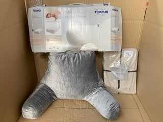 QTY OF ASSORTED BEDDING ITEMS TO INCLUDE TEMPUR ORIGINAL PILLOW: LOCATION - BR7