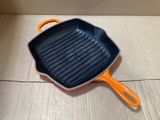 QTY OF ASSORTED HOUSEHOLD ITEMS TO INCLUDE LE CREUSET 26CM GRILL PAN IN BURNT ORANGE: LOCATION - BR6