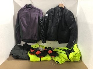 QTY OF ASSORTED CYCLING CLOTHING IN VARIOUS SIZES TO INCLUDE PAIR OF BOARDMANS CYCLING SHOES IN RED/BLACK - SIZE UK 8: LOCATION - BR12