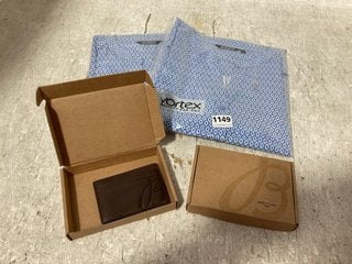 2 X BREITLING MENS LEATHER CARD/COIN HOLDERS IN BROWN TO INCLUDE 2 X VORTEX PATTERNED V NECK BUTTON UP BLOUSES IN LIGHT BLUE SIZE: 16 AND 18: LOCATION - H15