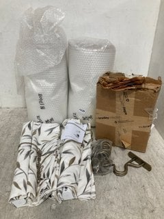 4 X ASSORTED JOHN LEWIS AND PARTNERS ITEMS TO INCLUDE LEAF PATTERNED EYELET CURTAIN PIECE IN BEIGE MULTI: LOCATION - H9