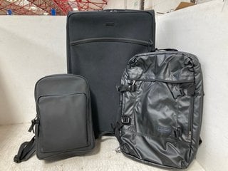 3 X ASSORTED JOHN LEWIS AND PARTNERS LUGGAGE ITEMS TO INCLUDE MEDIUM SIZED SOFTSHELL LUGGAGE SUITCASE IN BLACK: LOCATION - H8