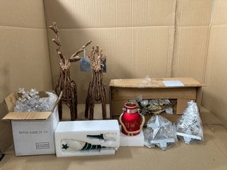 QTY OF ASSORTED ITEMS TO INCLUDE 2 X JOHN LEWIS AND PARTNERS WOODEN STAG DECORATIONS: LOCATION - E7