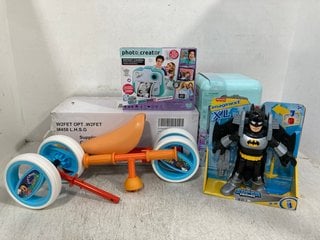 4 X ASSORTED CHILDRENS TOYS TO INCLUDE 3 IN 1 PHOTO CREATOR , COOKEEZ MAKERY FREEZY CAKEZ: LOCATION - E8