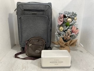 4 X ASSORTED ITEMS TO INCLUDE ROCK SMALL SIZED SOFT SHELL TRAVEL SUITCASE IN GREY: LOCATION - E8