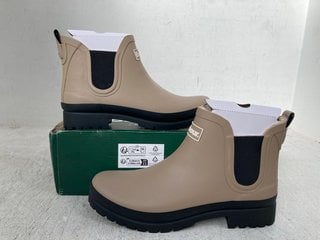 BARBOUR AUBREY WELLIES IN PUTTY SIZE: 7: LOCATION - E10