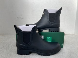 BARBOUR AUBREY WELLIES IN BLACK SIZE: 5: LOCATION - E10