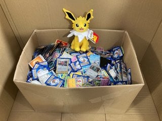 BOX OF ASSORTED POKEMON TRADING CARDS TO INCLUDE POKEMON CHARACTER PLUSH IN BRIGHT YELLOW: LOCATION - E11