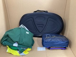 QTY OF ASSORTED CLOTHING AND ITEMS TO INCLUDE THE NORTH FACE 42L VOYAGER DUFFEL BAG IN BLACK: LOCATION - E12