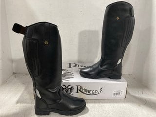 RHINEGOLD SYNTHETIC RIDING BOOTS IN BLACK SIZE: 6.5: LOCATION - E18