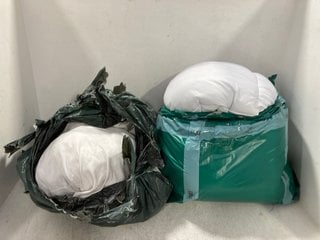 2 X ASSORTED SIZED BED DUVETS (NOT SIZED): LOCATION - F17