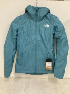 THE NORTH FACE WOMENS QUEST JACKET IN LIGHT BLUE SIZE: XS: LOCATION - E1