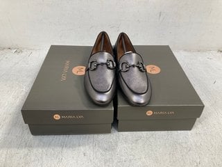 2 X MARIA LYA WOMENS SHINE SLIP ON LOAFERS IN PEWTER AND BLACK SIZE: 37.5 AND 38 EU: LOCATION - F7