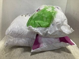 3 X ASSORTED BED ITEMS TO INCLUDE SLUMBERDOWN ANTI ALLERGY 2 PACK OF PILLOWS: LOCATION - E2