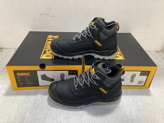 2 X DEWALT STEEL TOE PROTECTIVE LACE UP BOOTS IN BLACK SIZE: 8: LOCATION - F5