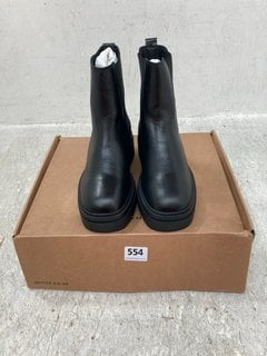 OFFICE ACE - CLEAT SOLE CHELSEA BOOTS IN BLACK LEATHER SIZE: 5: LOCATION - F4