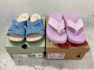 FITFLOP SURFF - WEBBING TOE - POST SANDALS IN WILD LILAC SIZE: 7 TO INCLUDE FREE SPIRIT ALBANY EMBROIDERED CUT OUT VELCRO STRAP SANDALS IN BLUE SIZE: 7: LOCATION - F4