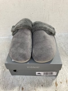 VIONIC WOMENS FLEECE LINED OPEN BACK SLIPPERS IN GREY SIZE: 6: LOCATION - F3