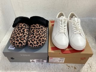 FITFLOP RALLY SNEAKERS IN LEATHER URBAN WHITE SIZE: 7 TO INCLUDE VIONIC WOMENS FLEECE LINED OPEN BACK SLIPPERS IN ANIMAL PRINT BROWN SIZE: 7: LOCATION - F3