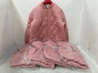 5 X WOMENS D&CO QUILTED LIGHTWEIGHT ZIP UP COATS IN LIGHT PINK SIZE: M: LOCATION - F2