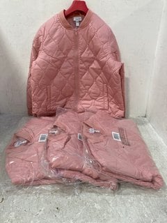 4 X WOMENS D&CO QUILTED LIGHTWEIGHT ZIP UP COATS IN LIGHT PINK SIZE: M: LOCATION - F2