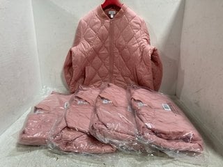 5 X WOMENS D&CO QUILTED LIGHTWEIGHT ZIP UP COATS IN LIGHT PINK SIZE: 2XL: LOCATION - F1