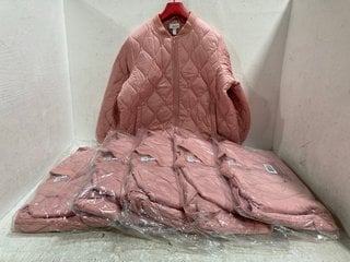 6 X WOMENS D&CO QUILTED LIGHTWEIGHT ZIP UP COATS IN LIGHT PINK SIZE: 2XL: LOCATION - F1