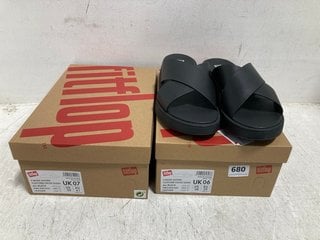 2 X FITFLOP F - MODE LEATHER FLATFORM CROSS SLIDERS IN BLACK SIZE: 6 AND 7: LOCATION - G0