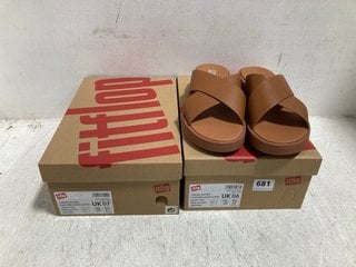 2 X FITFLOP F - MODE LEATHER FLATFORM CROSS SLIDERS IN LIGHT TAN SIZE: 6 AND 7: LOCATION - G0