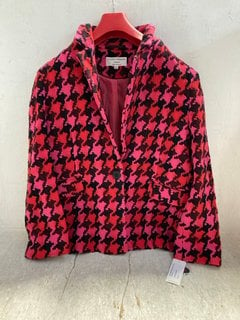 HELENE BERHAM LONDON PATTERNED WOOL BUTTON UP COAT IN PINK MULTI SIZE: 20: LOCATION - G3