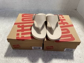 2 X FITFLOP LULU COVERED BUCKLED RAW EDGE LEATHER TOE THONG SANDALS IN STONE - BEIGE SIZE: 6 AND 7: LOCATION - G3