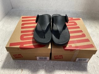 2 X FITFLOP LULU COVERED BUCKLED RAW EDGE LEATHER TOE THONG SANDALS IN BLACK SIZE: 6 AND 7: LOCATION - G3