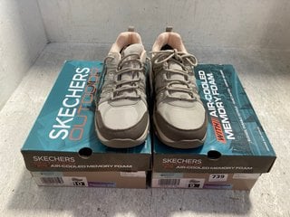 2 X SKECHERS OUTDOORS AIR COOLED MEMORY FOAM LACE UP WALKING BOOTS IN BEIGE AND BROWN SIZE: 6 AND 7: LOCATION - G3