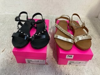 2 X MODA IN PELLE DM SUMMER LOVE PATENT LEATHER FOOTBED STRAPPY SANDALS IN GOLD AND BLACK SIZE: 40 EU: LOCATION - G4