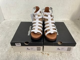 2 X HUSH PUPPIES WOMENS GLORIA LEATHER STRAP BUCKLE HEELED SHOES IN WHITE SIZE: 6 AND 7: LOCATION - G4