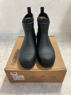 MERRY PEOPLE UNISEX TULLY SLIP ON BOOTS IN BLACK SIZE: 6: LOCATION - G5