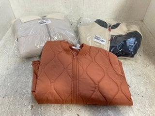 3 X ASSORTED COATS TO INCLUDE D&CO QUILTED BOMBER JACKET IN TERRACOTTA SIZE: M: LOCATION - G6