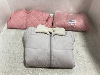 3 X D&CO AND CENTIGRADE WOMENS QUILTED BOMBER JACKETS IN LIGHT PINK AND STONE SIZE: L , XL AND 2XL: LOCATION - G7