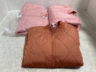 3 X D&CO WOMENS QUILTED BOMBER JACKETS IN LIGHT PINK AND TERRACOTTA SIZE: M AND 2XL: LOCATION - G7