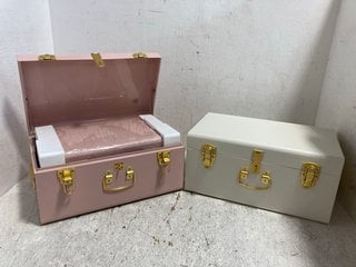 2 X MEDIUM SIZED METAL STORAGE CASES IN CREAM AND LIGHT PINK: LOCATION - G7