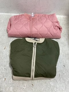 D&CO WOMENS QUILTED BOMBER JACKET IN LIGHT PINK SIZE: L TO INCLUDE TRETORN LONG PILE JACKET IN CREAM AND GREEN SIZE: M: LOCATION - G7