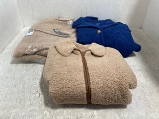 3 X ASSORTED WOMENS COATS TO INCLUDE 2 X WHITE STUFF WOMENS BORG JACKETS IN FLEECE BROWN SIZE: 14 AND 22: LOCATION - G7