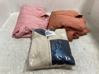 3 X ASSORTED WOMENS JACKETS TO INCLUDE D&CO QUILTED BOMBER JACKET IN LIGHT PINK SIZE: 2XL: LOCATION - G7