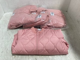 4 X D&CO QUILTED BOMBER JACKET IN LIGHT PINK SIZE: XL AND 2XL: LOCATION - G7