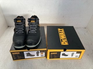 2 X DEWALT STEEL TOE PROTECTIVE LACE UP WORK BOOTS IN BLACK SIZE: 7 AND 9: LOCATION - G11