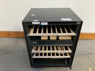 BOSCH UNDERCOUNTER WINE COOLER: MODEL KUW21AHG0G - RRP £999: LOCATION - A1