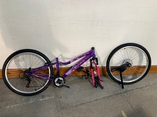 APOLLO INDEPENDENCE JUNIOR MOUNTAIN BIKE - 26 INCH WHEEL IN PURPLE - RRP £225: LOCATION - A1