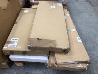 PALLET OF ASSORTED FURNITURE ITEMS TO INCLUDE STUDY DESK IN WHITE: LOCATION - A3 (KERBSIDE PALLET DELIVERY)