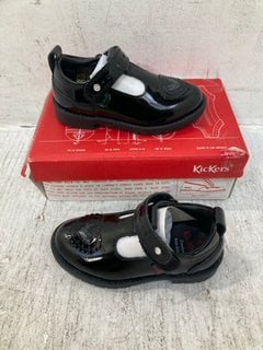 KICKERS LACHLY HEART T-BAR VELCRO STRAP SHOES IN BLACK - UK 7: LOCATION - C6