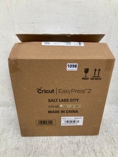 CRICUT EASY PRESS HEAT MACHINE - RRP £139: LOCATION - C2